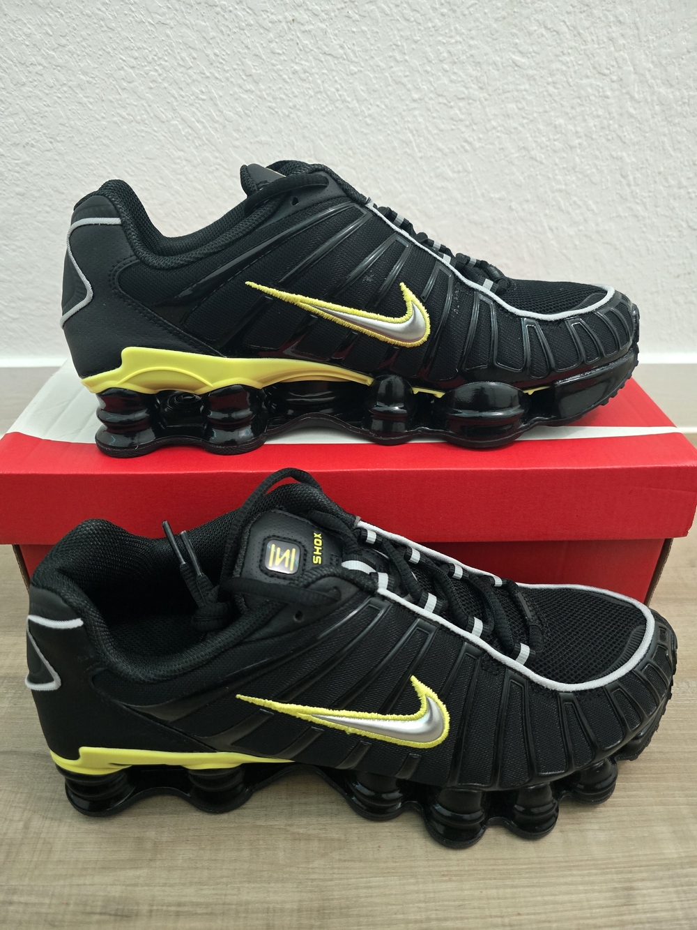 Nike Shox TL Black and Volt Running Shoes 8.5M/10W - Picture 2 of 6